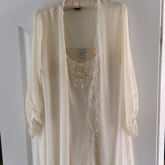 Bridal Flora Nikrooz cream chemise and matching robe set - Picture 1 of 7